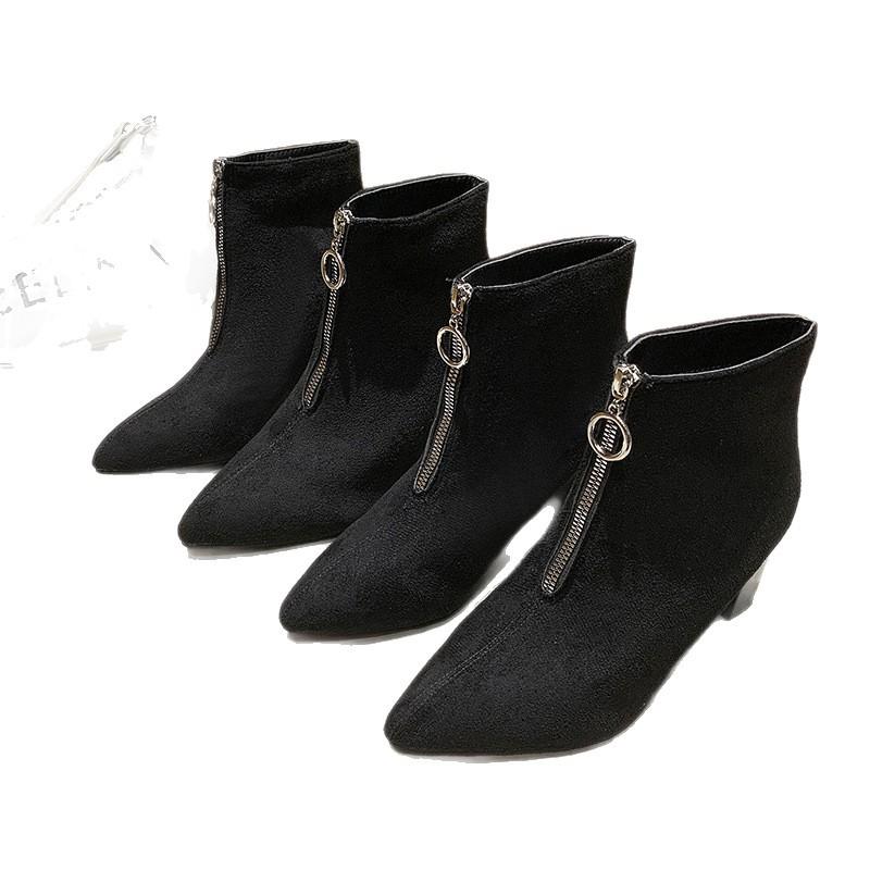 Die neuen Schuhe sind modisch und vielseitig: Stiefeletten, High Heels, Spitz zulaufende schlanke Stiefel und höhenverlängernde Stiefel