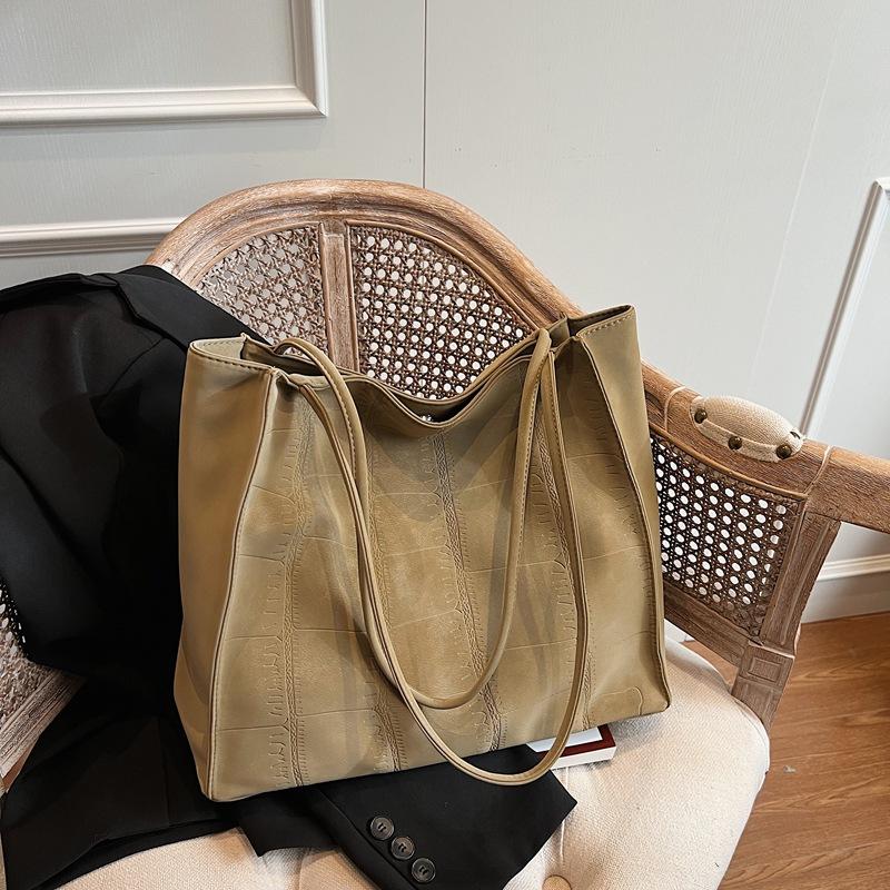 

Women s bag autumn and winter large-capacity armpit bag 2025 new simple stone pattern tote bag versatile shoulder commuter bag зелений