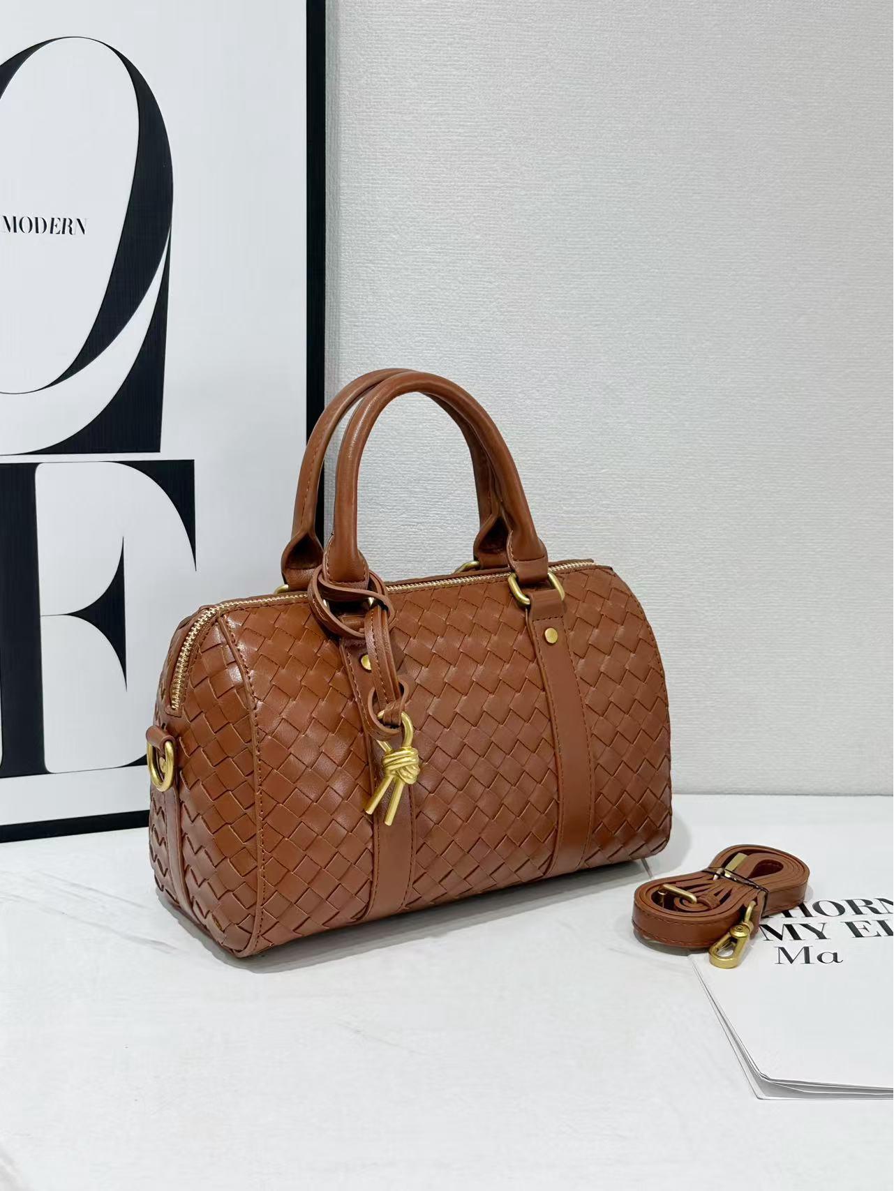 

Сумка из плетеной воловьей кожи Diamond, осень/зима 2025 г.: Универсальная сумка для бизнеса, поездок на работу, через плечо и через почтальона Conventional packaging (hardware without words) коричневый