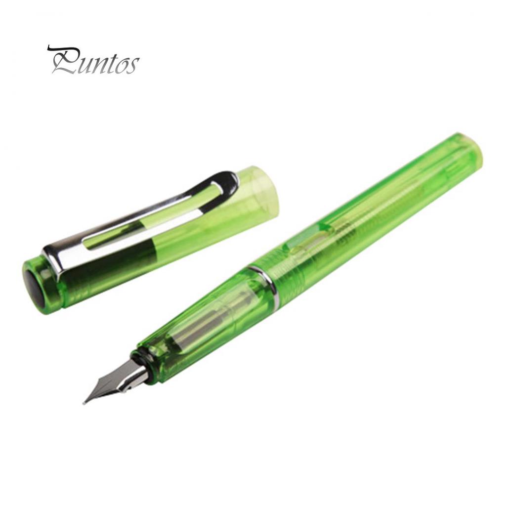 Módní studenti cvičí kaligrafii s plnicím perem s extra jemným hrotem pro hladké psaní