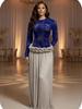 Elegantes Abendkleid mit hohem Bund, langen Ärmeln, Spitze und plissiertem Rüschenrock