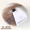 Handgestrickte Wollmützen und -schals aus Wollknäueln