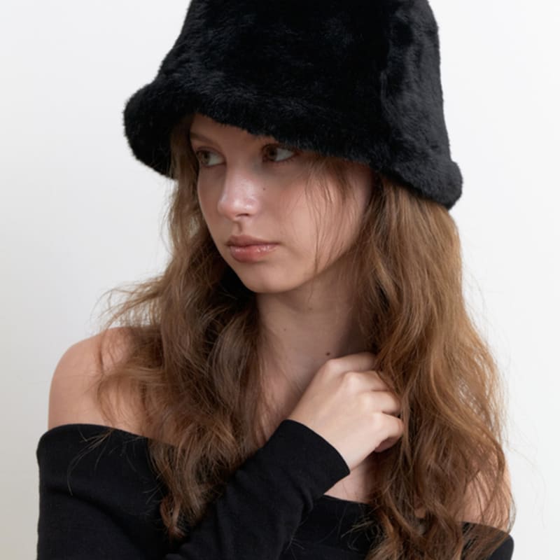 KINDABABY fur bucket hat - black