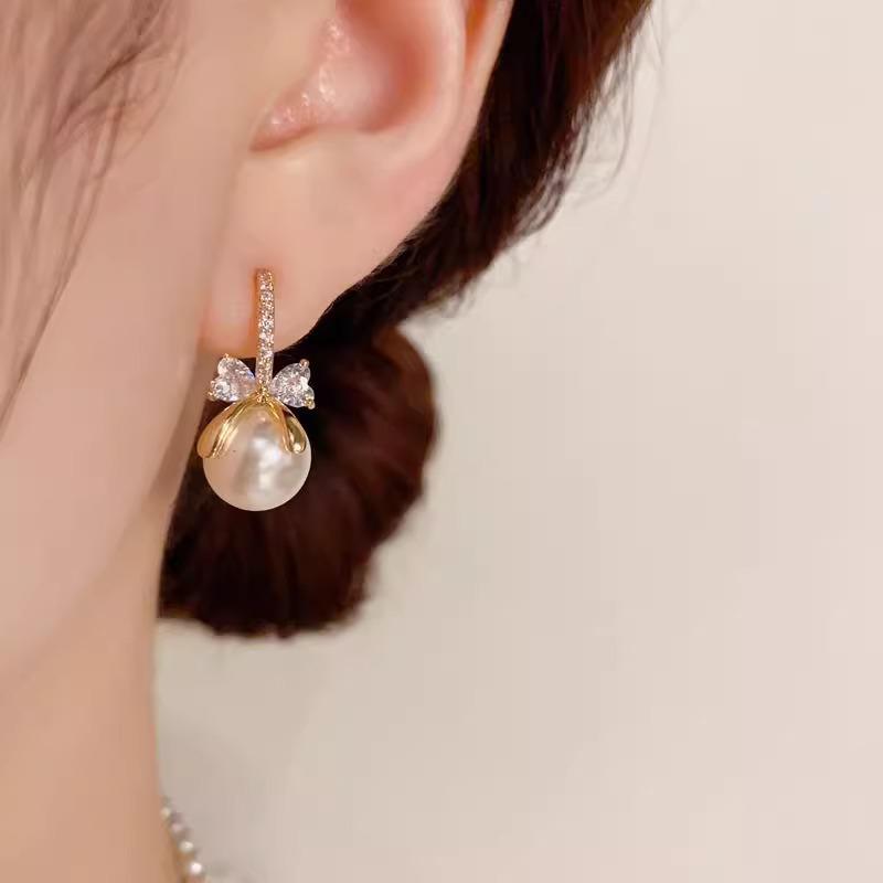 Elegant Rhinestone Pearl Earrings: Fashionable Studs for Women