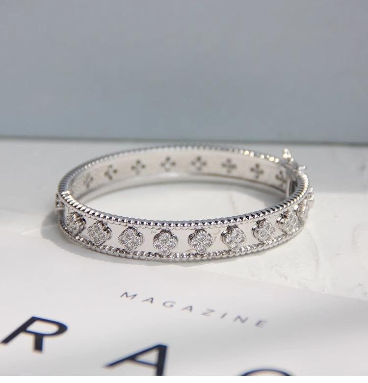 20.26 Million Flower Tube Jewelry Four-leaf Clover Bracelet Plated 18K Gold Diamond Bracelet Exquisite Jewelry