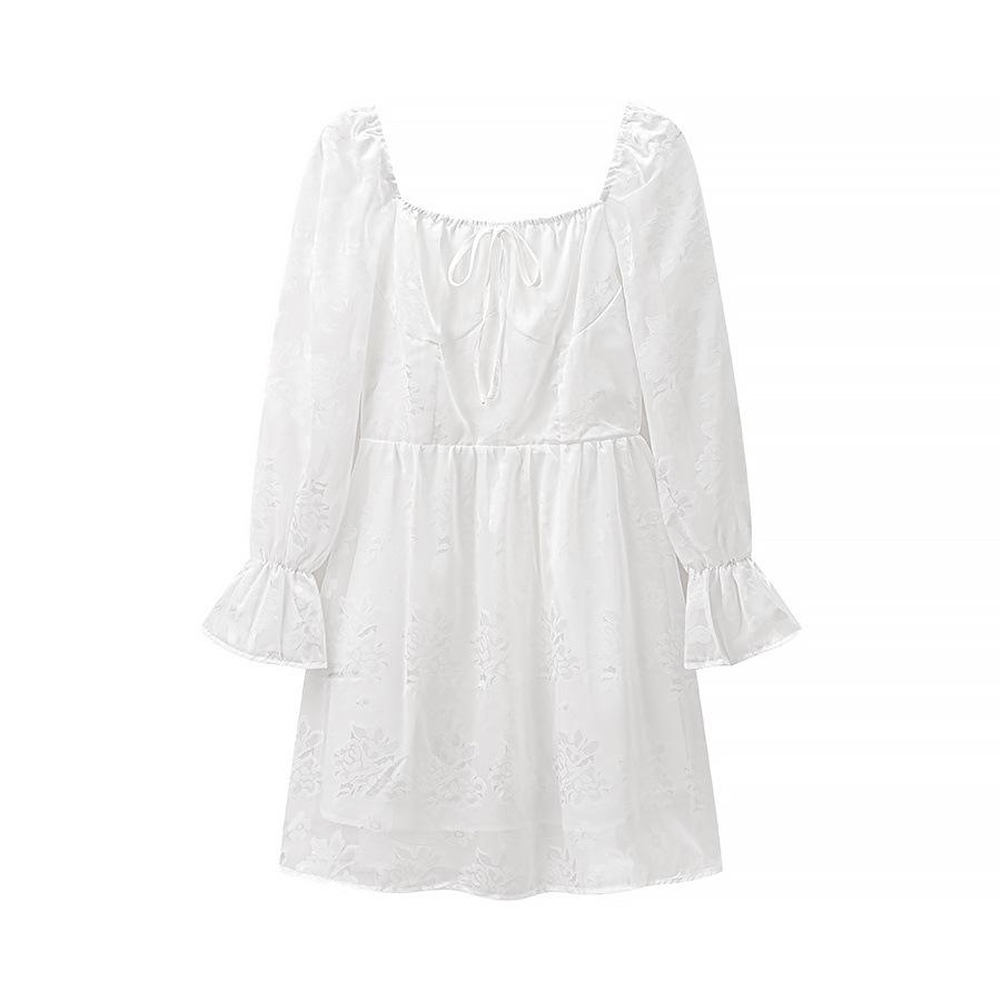 

Элегантное платье с открытыми плечами, оборками на груди, шнуровкой на талии, рукавами-фонариками и вышивкой с вырезами. Large белый