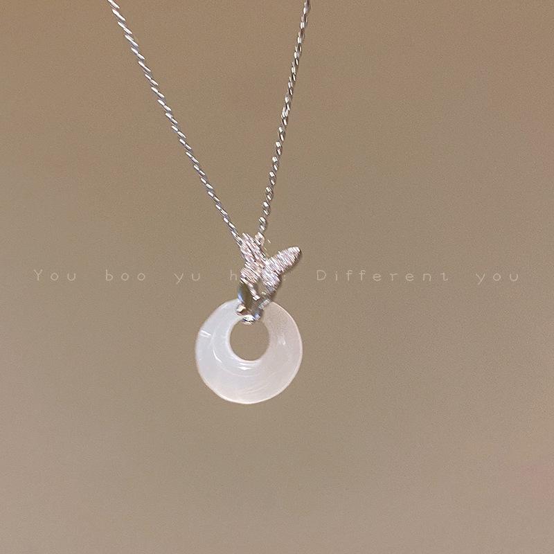 Butterfly Titanium Steel Choker: Trendy Light Luxury Necklace with Niche Chinese Style Design