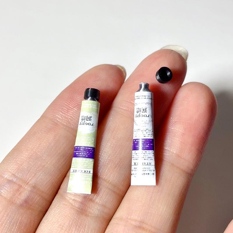 2 szt. Miniaturowy krem do rąk do domku dla lalek, dekoracja sceny makijażu, akcesoria do domku dla lalek, mini rekwizyty kosmetyczne