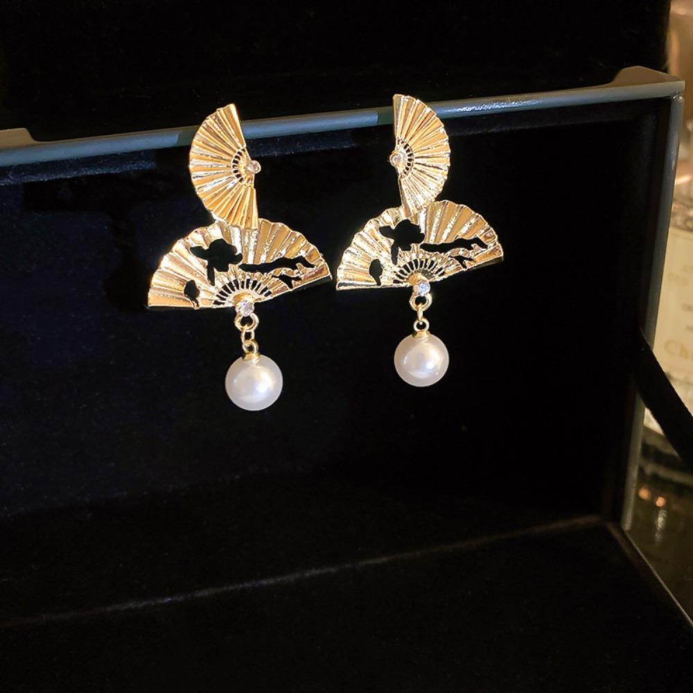 Silver Needle Retro Flower Pearl Earrings French Niche Stud Earrings Light Luxury High-end Earrings Women