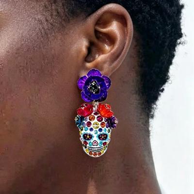 Nouvelles Boucles d'Oreilles Pendantes Émail Tête de Mort pour Femmes, Boucles d'Oreilles Pendantes Halloween Incrustées de Strass Colorés, Bijoux d'Oreille Personnalisés Uniques pour Dames Gothiques