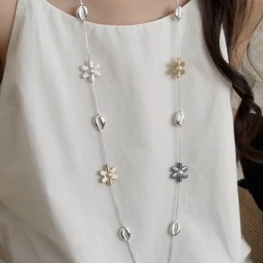 Erhai Flowing Clouds: Multi-use Metal Flower Patchwork Necklace with Clavicle Chain Design
