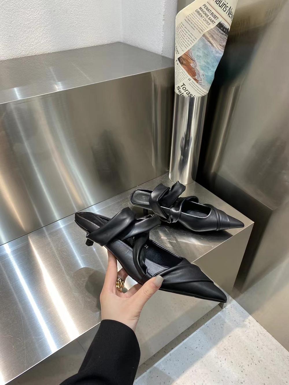 

Модные женские шлепанцы с острым носком, новинка 2024 года, модные туфли на тонком среднем каблуке, черные, бежевые, розовые, синие, летние уличные мюли 7.5 чёрный