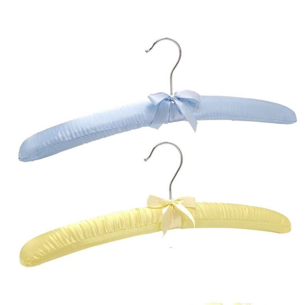 Saténové polstrované ramínko na šaty Obalené hedvábím Stojan na kabáty a bundy Ramínko pro výlohu obchodu