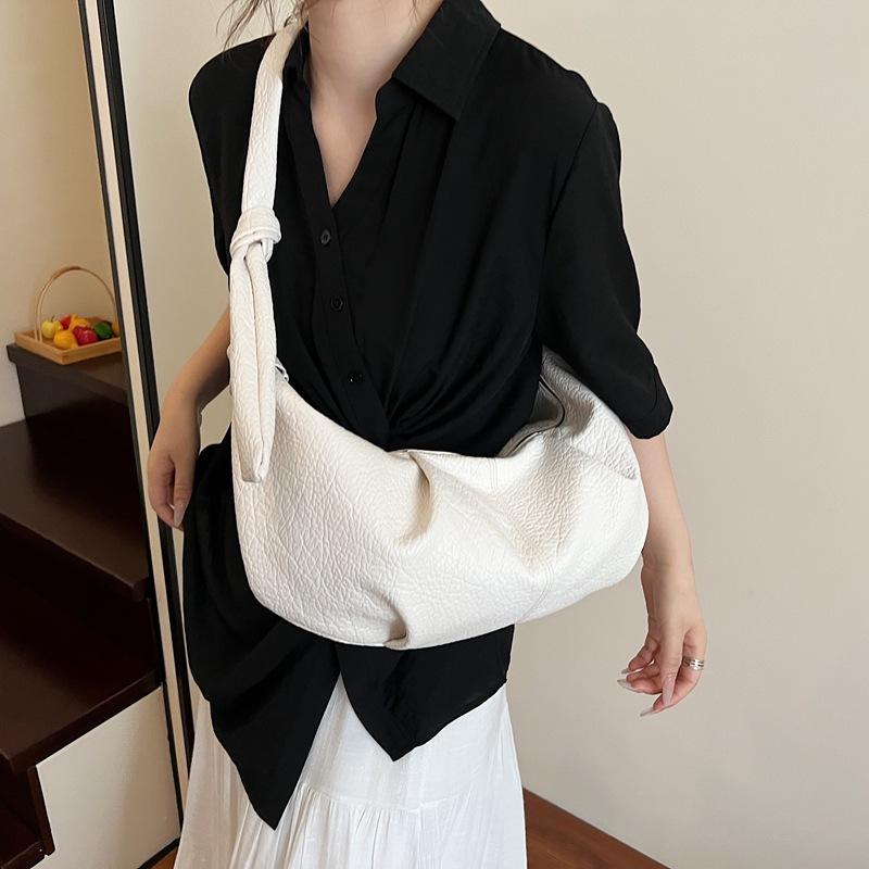 

New pleated handheld underarm bag for women 2025 Korean fashion and leisure commuter dumpling bag versatile oblique span shoulder bag