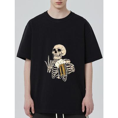 T-shirt Nera con Stampa Grafica di Scheletro che Tiene una Brocca di Birra per Abbigliamento Casual