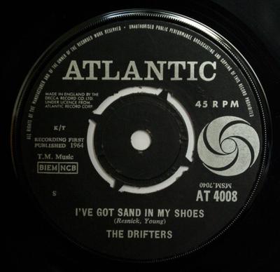 7-Zoll Schallplatte DRIFTERS - Ich habe Sand in meinen Schuhen AT4008 Atlantic 1964 UK Soul/Funk Gebraucht