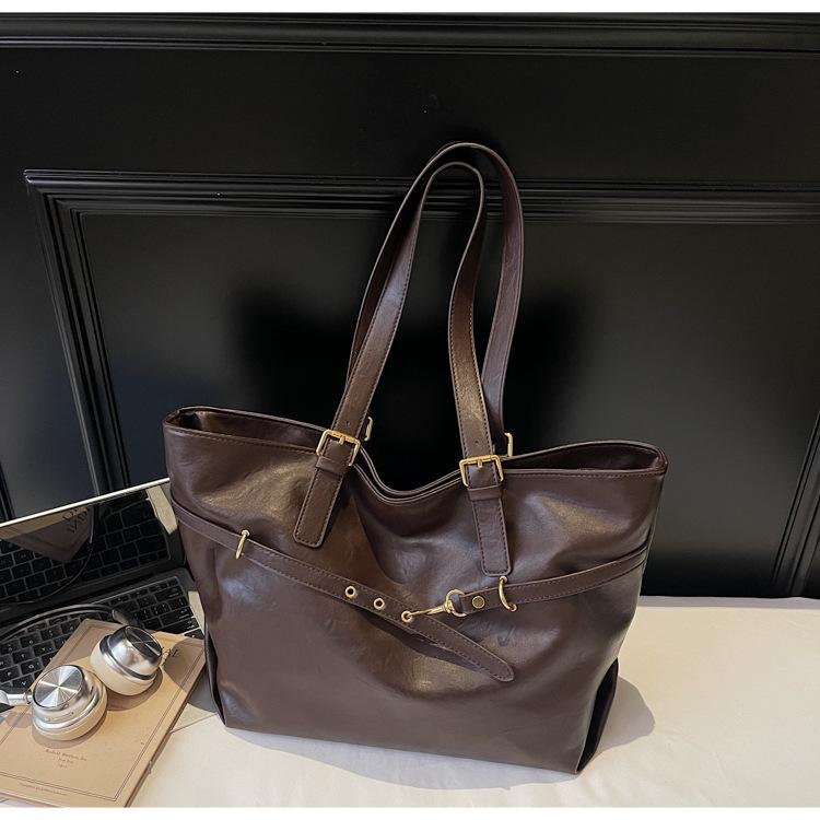 

Зимняя ретро-сумка женская 2025 новая вместительная модная универсальная сумка через плечо простая сумка-тоут для поездок на работу темно-коричневого