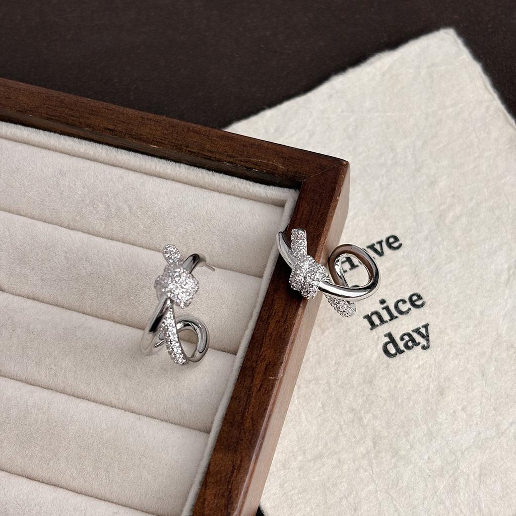 Knot diamond high-end temperament earrings niche design fashionable personalized earrings simple light luxury kink earrings women