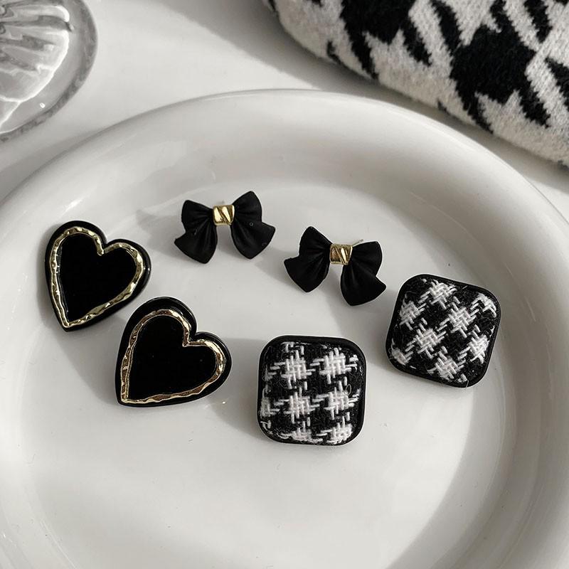 Korean Retro Black & White Checkerboard Stud Earrings: Unique & Simple Style