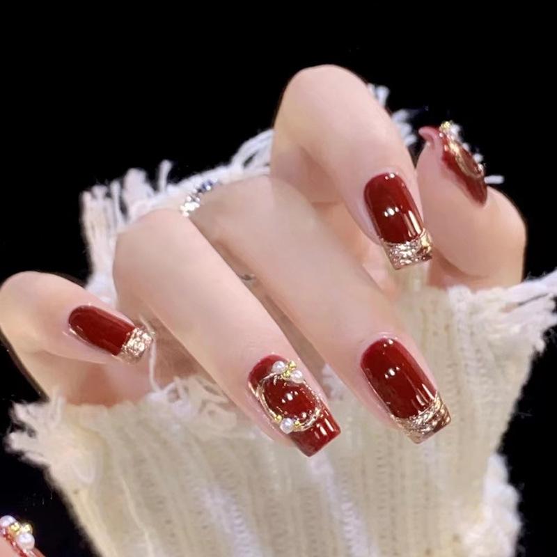 

Fiery Wine Red Glitter Diamond Fake Nails: 24-Piece Box with Gold Powder Accent