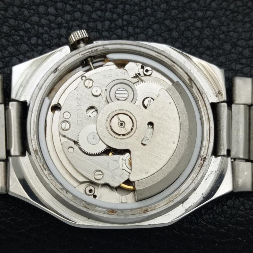 ORIGINÁLNÍ VINTAGE SEIKO 5 AUTOMATIC JAPAN 7009A PÁNSKÉ HODINKY S ČERNÝM CIFERNÍKEM a702468-5 R124-a702468