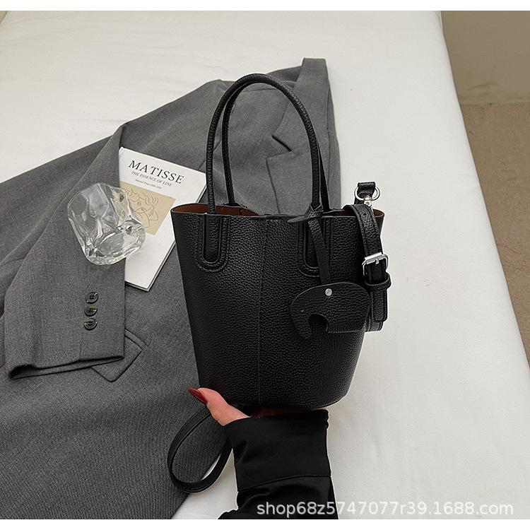 Korean simple style portable bucket bag women's 2025 summer new fashionable and popular one-shoulder crossbody vegetable basket bag