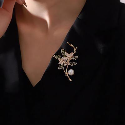 Leichtes Luxus-Temperament, grüner Zweig, Gardenia-Perlenbroschen für Frauen und Mädchen, exquisite Anstecknadel, Kleidungszubehör, Geschenke