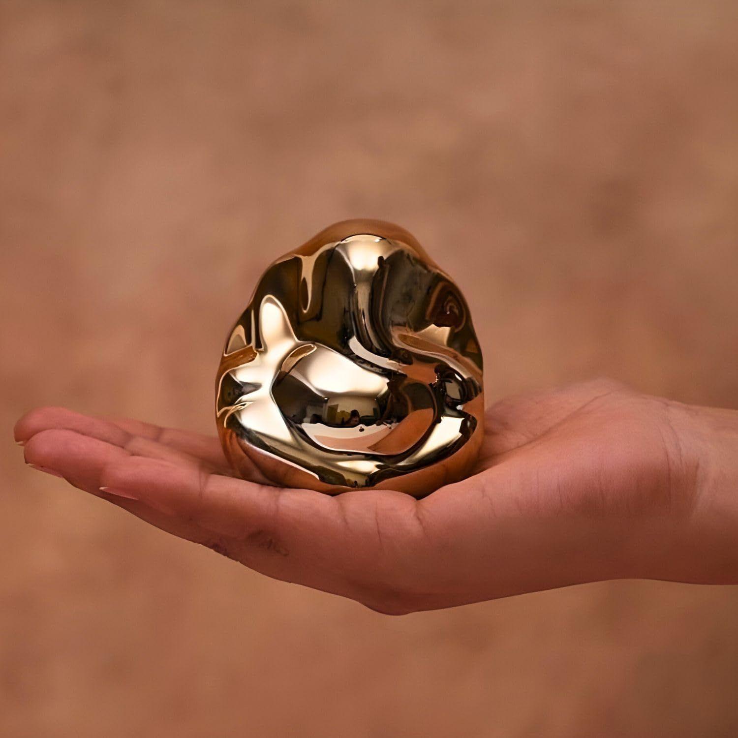 

Золотой идол Ганеши для приборной панели автомобиля, домашнего храма и офисного декора, чтобы призвать благословения, позитив и удачу 7 cm