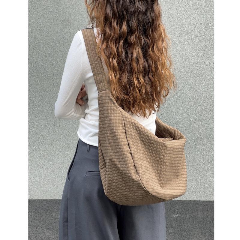 

Crossbody Bag Large-capacity Single-shoulder Bag for Commuting Computer Bag Sports and Fitness Class Bag світло-сірого кольору