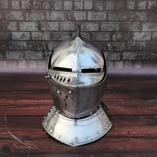 

Средневековый стальной закрытый шлем, с деревянной подставкой, рыцарский вооруженный шлем