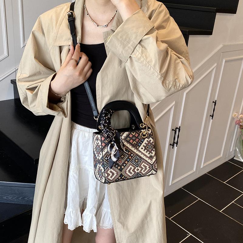 

Women s bag summer new bag women s atmospheric styling fashion women s bag crossbody shoulder handbag чорний