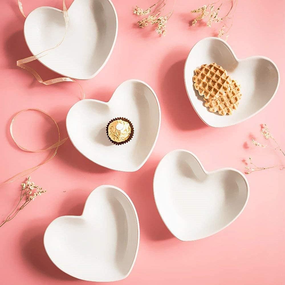 Ceramic Heart-shaped White Multipurpose Sauce Dish Seasoning Dishes Sushi Dipping Bowl Appetizer Plates Serving Dish Saucers Bowl(Set of 4)