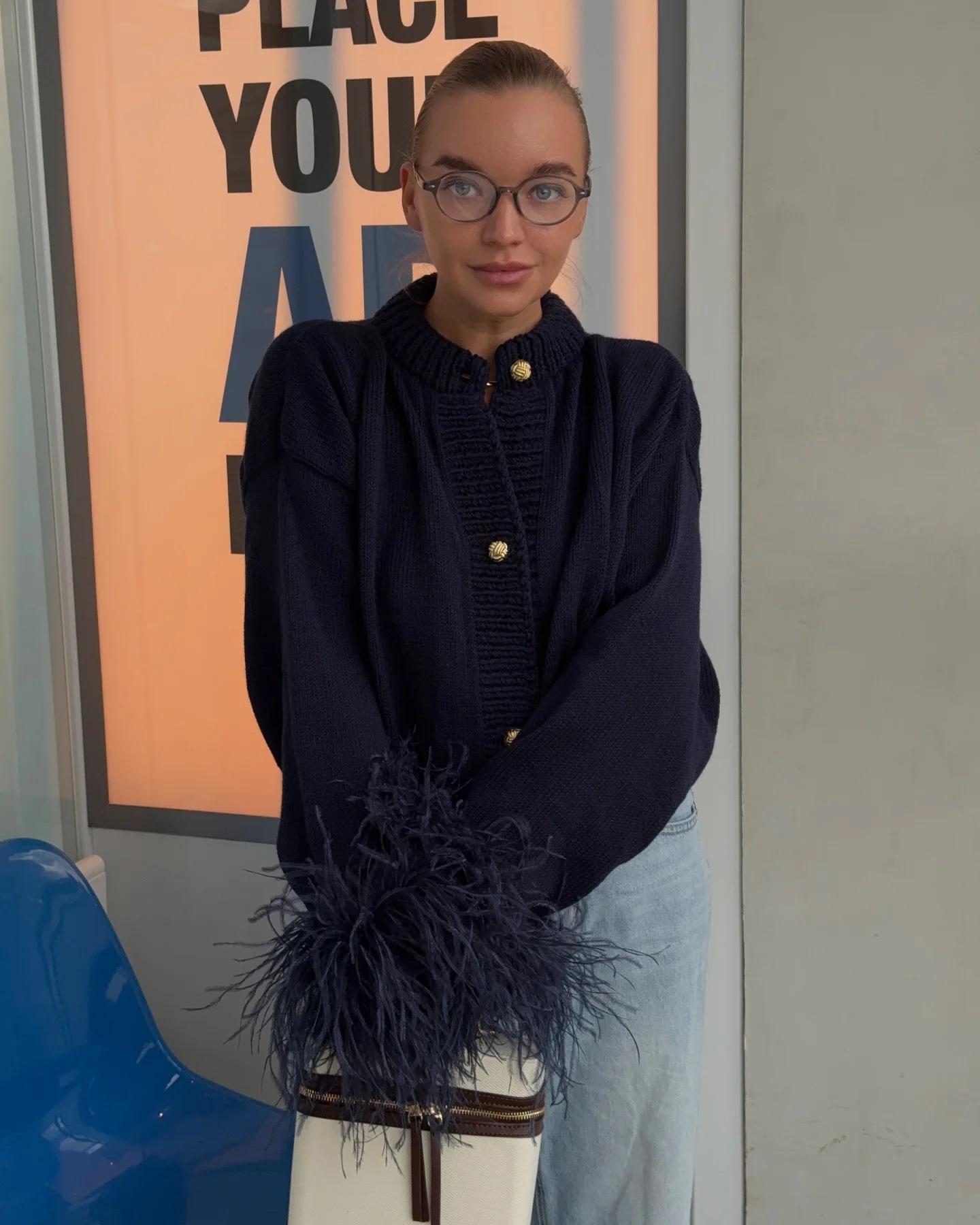 Женский темно-синий кардиган с отделкой из перьев и золотыми пуговицами S темно-синий