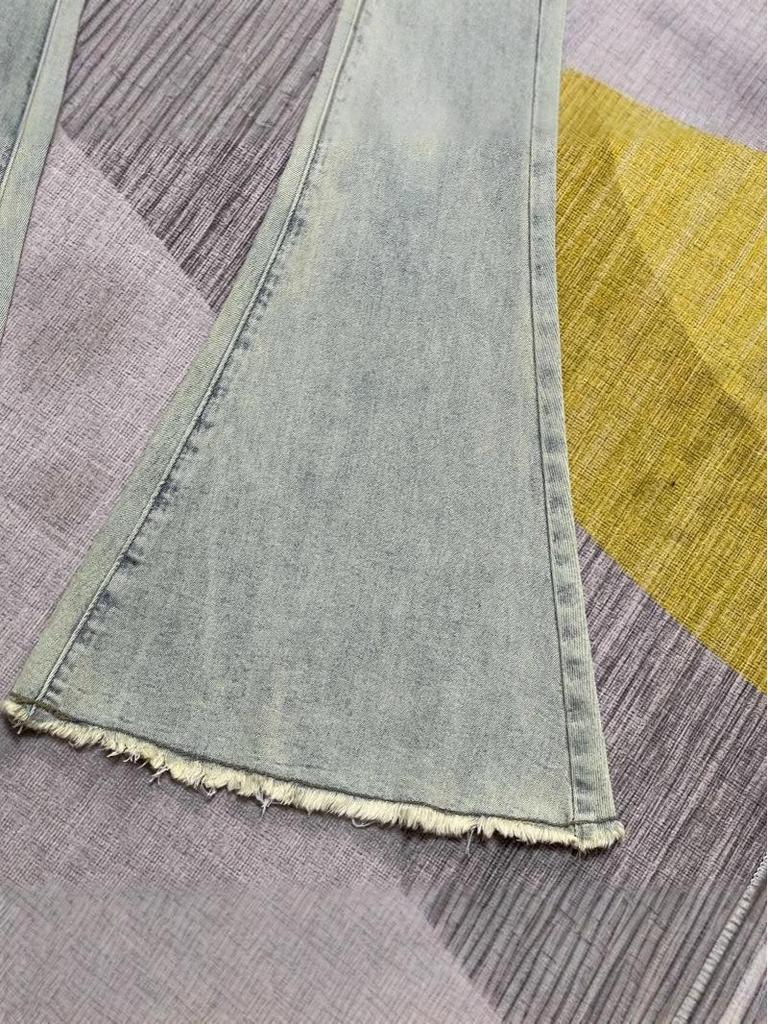 Jeans Stretch Micro-Flare a Vita Alta alla Moda 2025 - Snellenti, Valorizzanti, Orlo Grezzo, Versatili e per Persone Alte