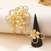 Ein Set Eleganter Hohllinien Blumen Design Sinn Nische Retro Armband Ring Textur Blumen Set