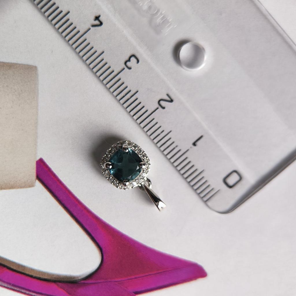 Серебряная подвеска с топазом Лондон Блю 1.062ct, фианитами (2204473)