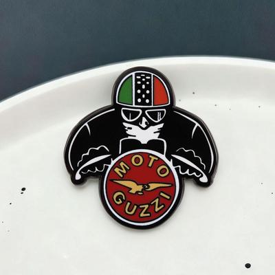 Emaliowana przypinka z logo Moto Guzzi Retro Eagle - Kolekcjonerska broszka włoskiego motocykla