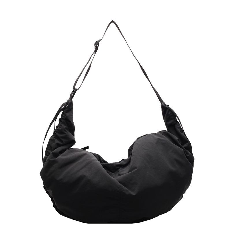 Design pleated crescent moon bag women's new simple casual shoulder bag going out trendy with large capacity messenger dumpling bag