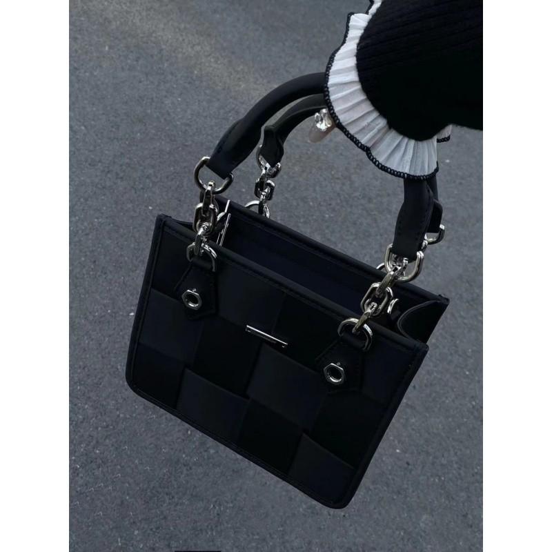 

Новая ретро-сумка с отверстиями, мини-сумка из плетеной ткани, нишевый женский дизайн, высококачественная сумка через плечо черного и серебристого цвета