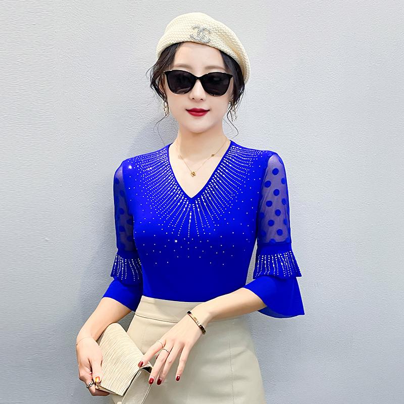 2026 Été Femme Col en V Strass Chauds T-shirts Vêtements Fille Doux Manches Évasées Extensibles Fête Hauts Femmes Extensibles Maille T-shirts