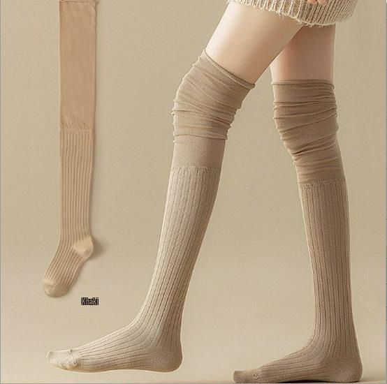 Weiße Mid-Calf-Socken mit schwarzem Raffdetail und kniehohe Wadenstiefelsocken
