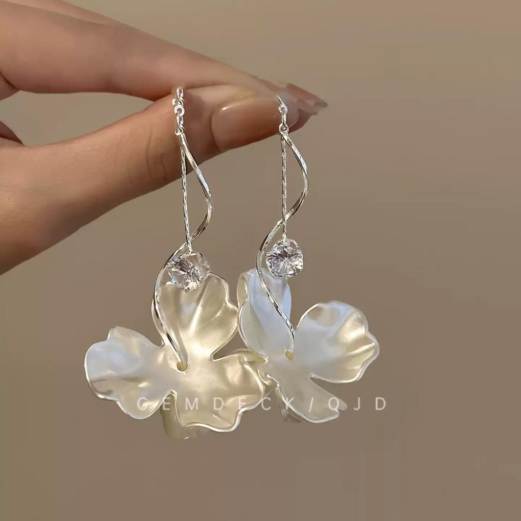 Dopamine flower ear hook women's new holiday style accessories ear clips without ear piercings, high-end seaside cute ear accessories