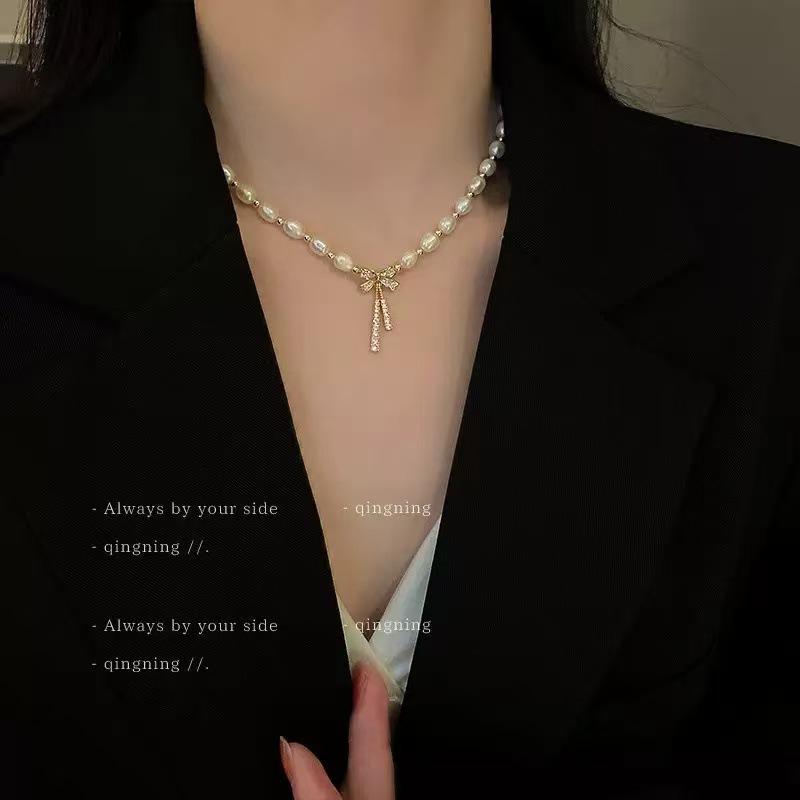 Fashion Pearl Bow Necklace Elegant Versatile Ladies Textured Sweater Chain Collarbone Chain