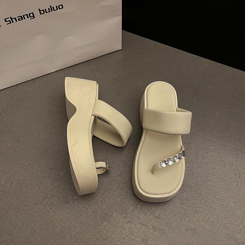 

Модные тапочки на мягкой подошве женские 2025 новая летняя обувь стразы, фиксация стопы, толстая подошва, повседневная пляжная обувь, для моря 39