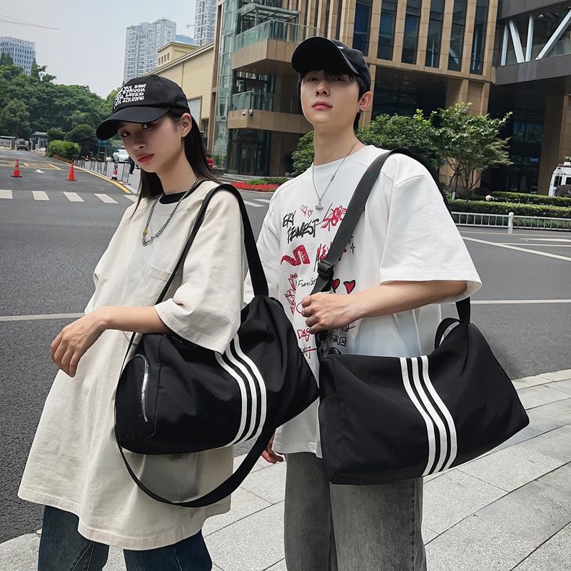 Nieuwe gestreepte schoudertas met grote capaciteit, trendy, cool, lui, mode, veelzijdige sport-, reis-, fitness tas