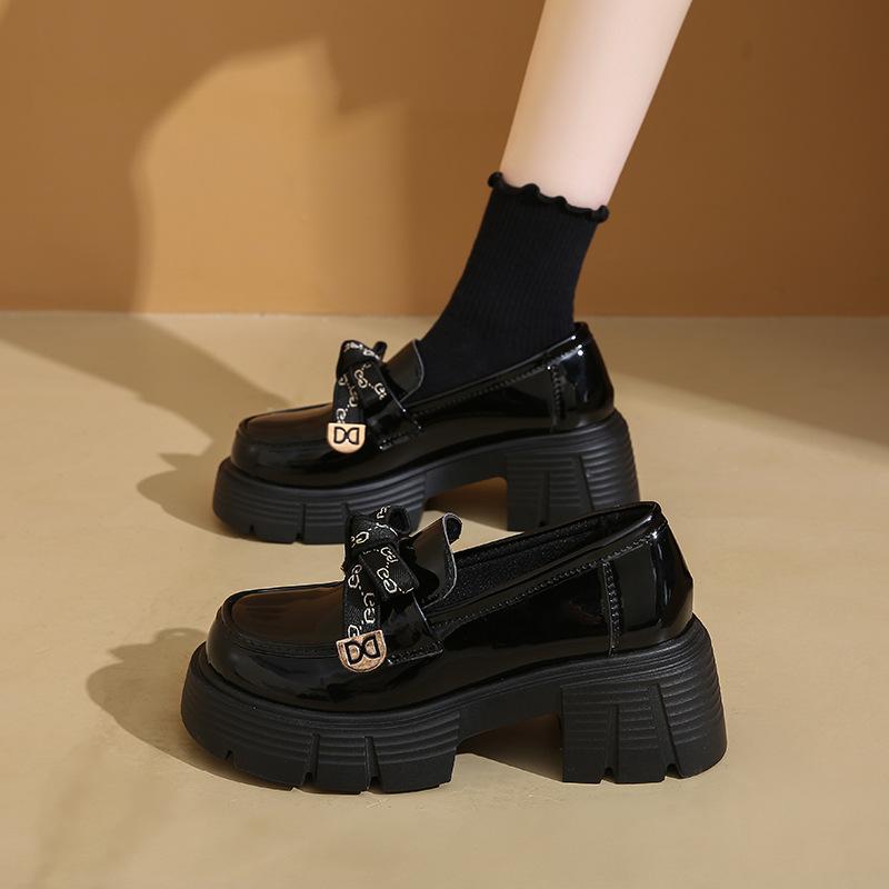 Platform loafers women's 2025 autumn new women's shoes popular with skirts, small leather shoes, black British commuter shoes