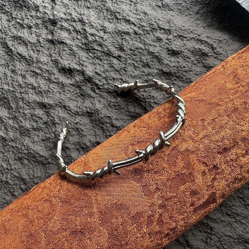 

Трендовый Минималистичный Вдохновляющий Браслет-Бэнгл с Открывающимся Замком - Унисекс Ювелирное Изделие из Титановой Стали