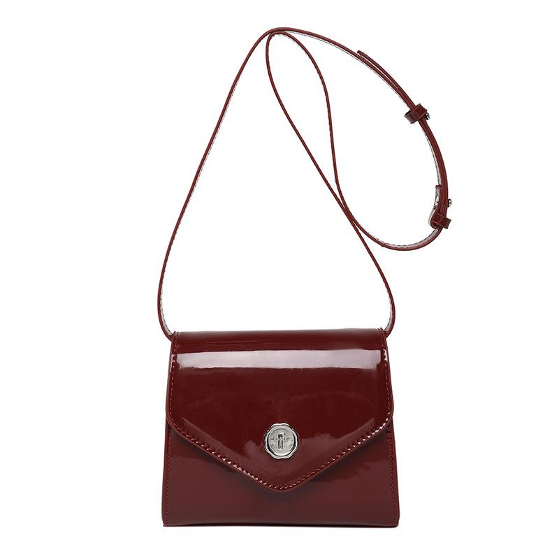 

Trend wholesale Hong Kong style retro niche personality patent leather mobile phone bag female versatile temperament advanced sense simple messenger