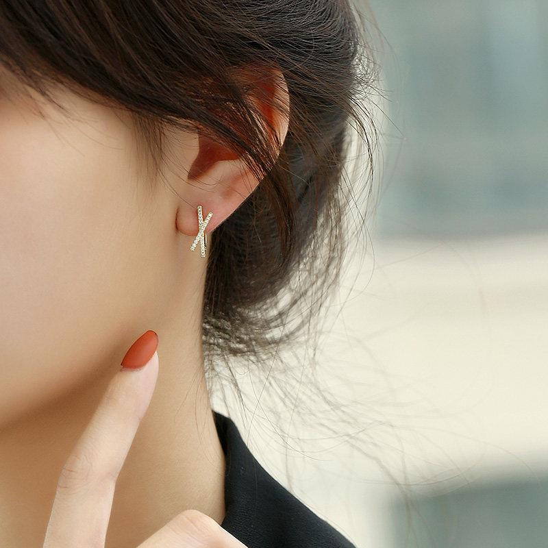 New X Cross-shaped Stud Earrings for Women, Elegant and Fashionable, High-end, Suitable for Various Occasions, Casual Wear.