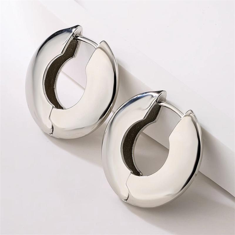 

Круглые серьги из полированного металла с геометрическим узором